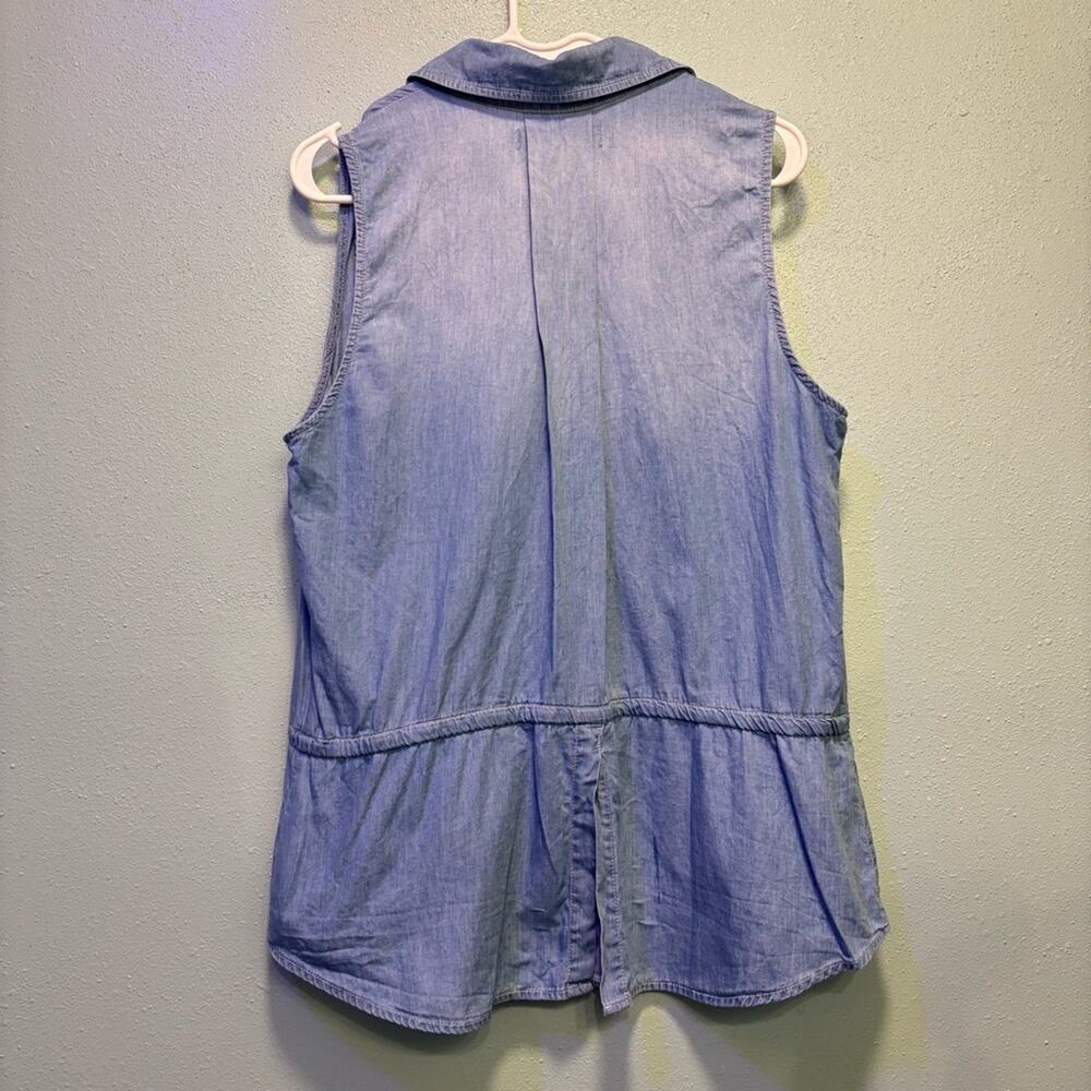 ⭐️ 3/$21 ⭐️ Democracy Women’s Blue Button Down Relaxed Sleeveless Top Size M - Picture 8 of 10